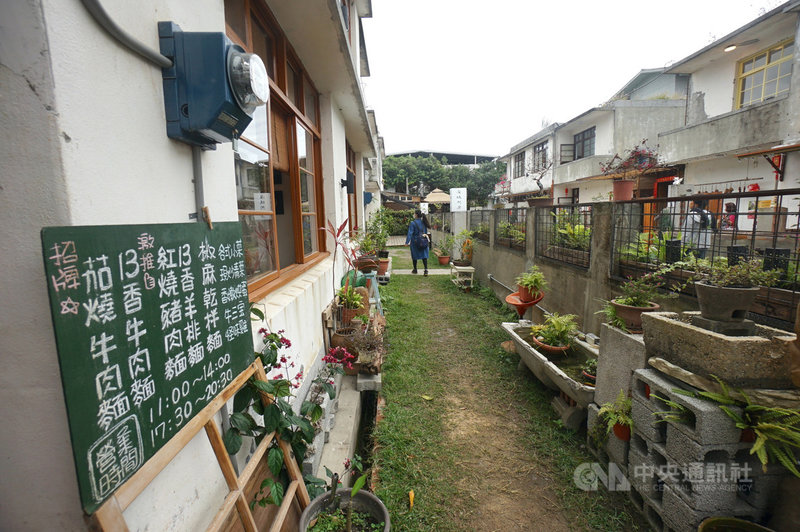 花蓮市仁愛街上的「又一村」美食文創聚落,前身為菸酒公賣局舊宿舍,經地方文創業者爭取獲得承租權,並將8戶老屋活化,由特色餐飲店家進駐,以嶄新風貌重新開放。中央社記者張祈攝 110年2月24日
