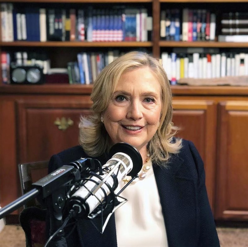 美國前國務卿希拉蕊.柯林頓以小說家身分出道文壇。(圖取自.facebook.com/hillaryclinton)