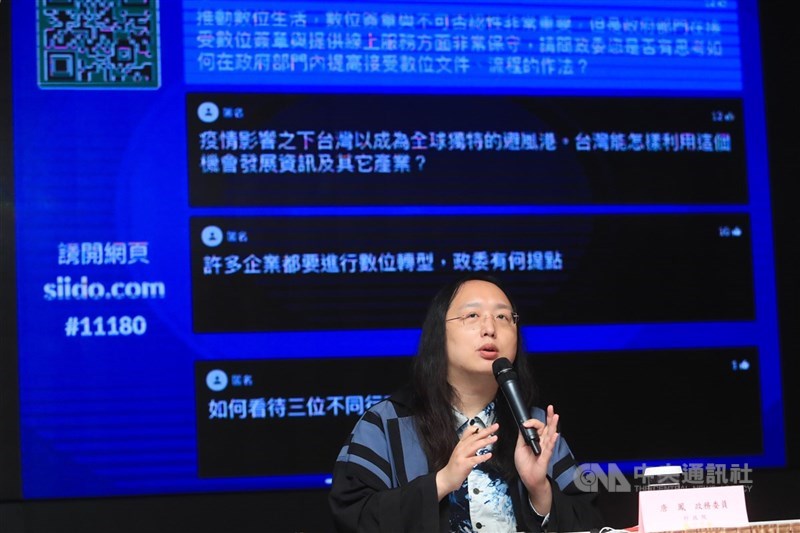 國中起輟學的政務委員唐鳳告訴日本朝日新聞,不去學校也沒關係「但不能放棄學習」。孩子不上學的時間,其實就是尋找新興趣的機會。(中央社檔案照片)
