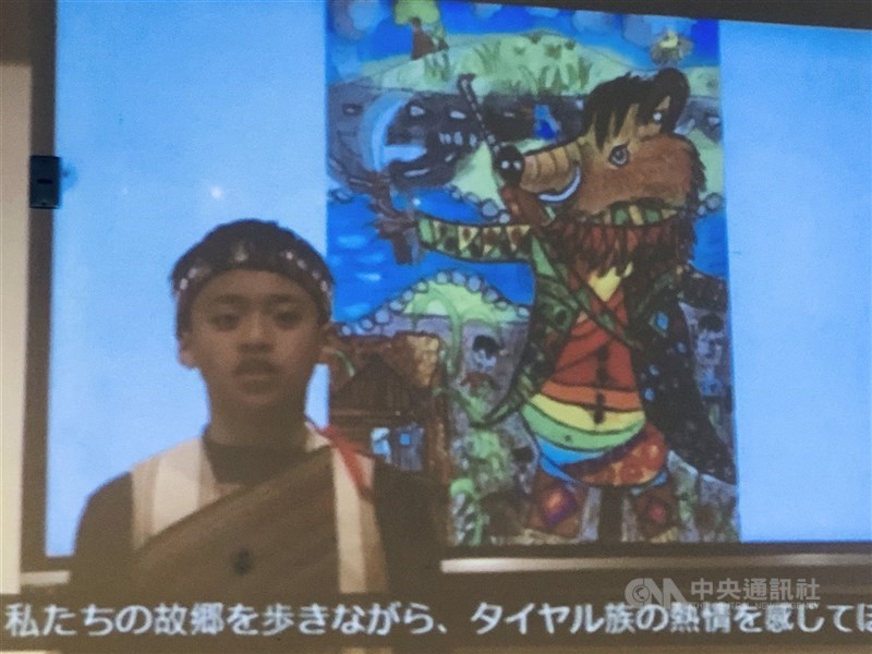 大阪岸和田文化會館即日起至28日舉辦「台灣學校古典藝術作品日本巡迴展」和「台灣小學校作品特別展」。新竹縣錦屏國小學生透過視訊介紹泰雅文化。圖攝於23 日。中央社記者魏紜鈴大阪攝 110年2月24日