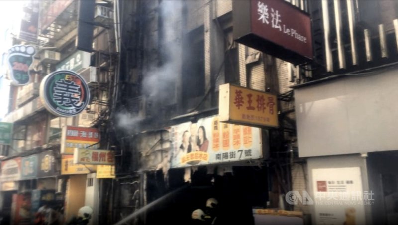 台北市南陽街一間網咖24日上午發生火警,台北市消防局獲報後前往救援,現場疏散25人,幸未釀傷亡。(翻攝照片)中央社記者黃麗芸傳真 110年2月24日