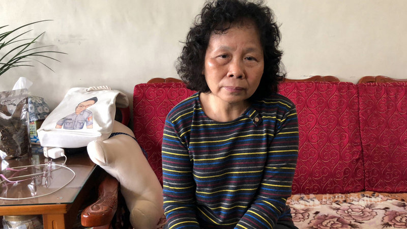 鐵路警察李承翰被刺死案,二審台南高分院24日改判鄭姓被告17年,服刑期滿再強制監護5年。李承翰的母親張秀珍(圖)說,對判決結果感到欣慰。中央社記者黃國芳攝 110年2月24日
