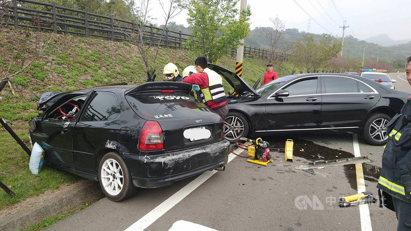 27歲許姓男子24日酒後駕車載19歲妻子與數月大的兒子返回苗栗娘家,途經三灣鄉124乙線疑超車不慎,逆向撞上對向賓士,造成2車共2死2傷悲劇。(民眾提供)中央社記者管瑞平傳真 110年2月24日