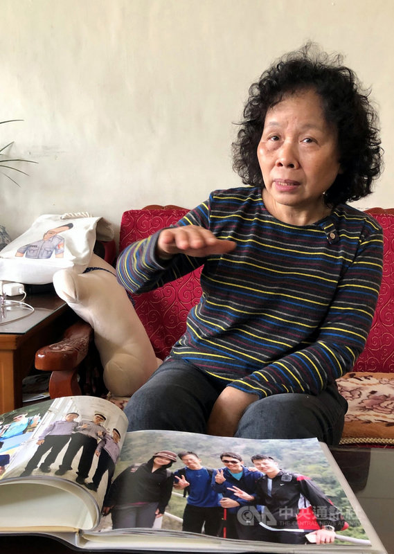 鐵路警察李承翰被刺死案,二審台南高分院24日改判鄭姓被告17年。李承翰的母親張秀珍(圖)表示,這個判決結果勉強還可以接受。張秀珍孤單一人在家時,偶而翻閱相片思念兒子。中央社記者黃國芳攝 110年2月24日