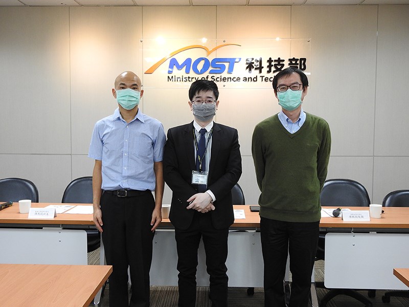 台灣團隊在單分子電子學領域提出雙金屬電極的新架構,1月底登上自然科學頂尖期刊自然材料。圖為台東大學應用科學系陳以文教授(左)、科技部自然司羅夢凡司長(中)、台灣大學化學系陳俊顯教授(右)。(圖取自科技部網頁most.gov.tw)