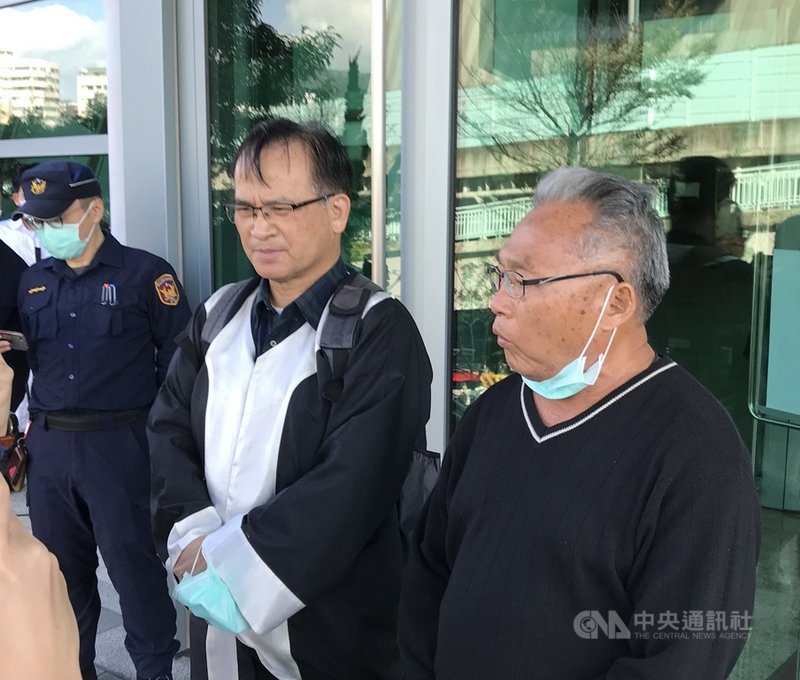 農田水利署在109年10月1日掛牌,嘉南農田水利會成員等人委任律師蘇煥智(前左)興訟主張政府強奪民產,法院24日開庭,蘇煥智當庭提出釋憲聲請書,請求法官參考是否裁定停止訴訟並聲請釋憲。(台灣維新黨提供)中央社記者劉世怡傳真 110年2月24日