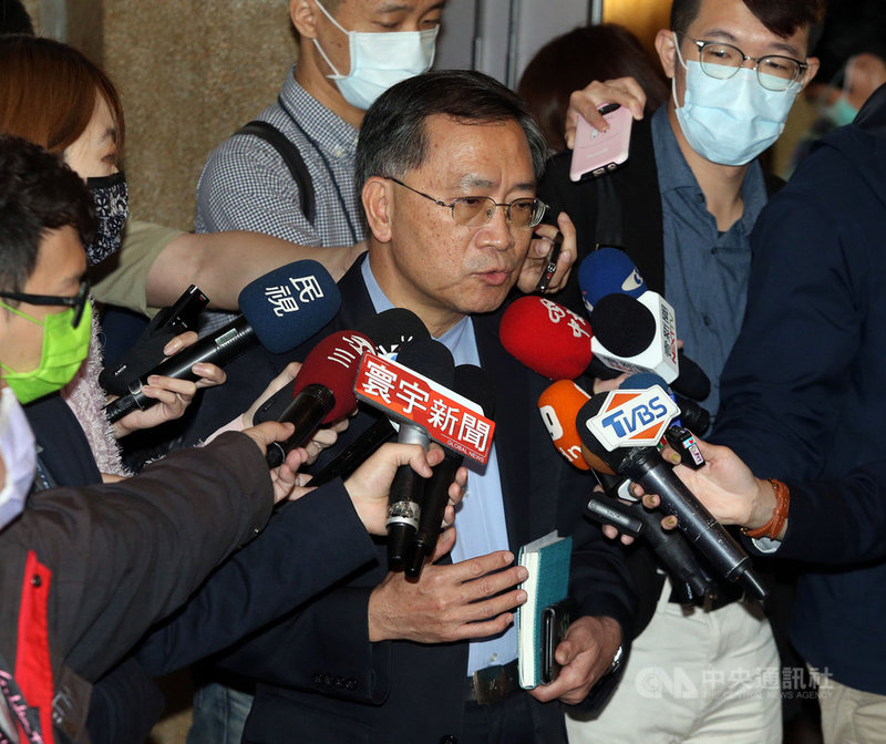 台灣國家聯盟因北市府邀前總統馬英九到二二八紀念活動致詞而退出協辦。台北市副市長蔡炳坤(中)24日表示,23日拜訪台灣國家聯盟,理解他們的立場,但會照既定的計畫舉辦。中央社記者郭日曉攝 110年2月24日