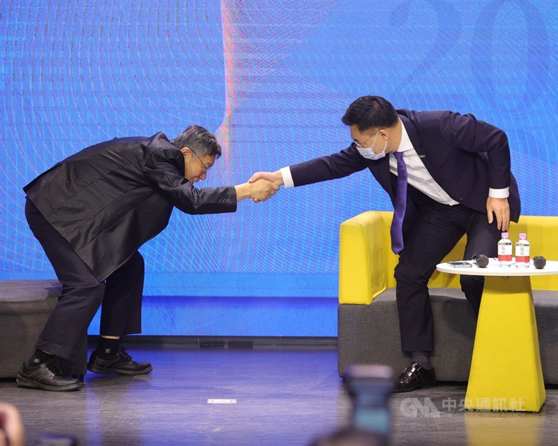 國民黨24日舉辦「願景台灣2030」第二場論壇,國民黨主席江啟臣(右)邀請身兼台灣民眾黨主席的台北市長柯文哲(左)參加,兩人握手致意。中央社記者謝佳璋攝 110年2月24日