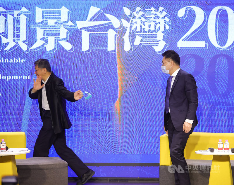 國民黨24日舉辦「願景台灣2030」第二場論壇,台北市長柯文哲(左)因另有行程,向國民黨主席江啟臣(右)致意後先離席。中央社記者謝佳璋攝 110年2月24日