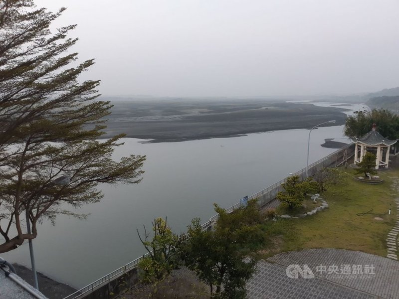 大高雄地區進入乾旱期,高屏溪攔河堰水流量驟減,水情燈號25日起轉為黃燈,將實施夜間減壓供水。水利署南區水資源局說已創營運22年來最低量。(南水局提供)中央社記者王淑芬傳真 110年2月25日