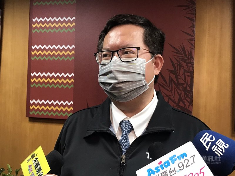 桃園市長鄭文燦25日主持桃園市急救責任醫院區域聯防春節後討論會議,會後受訪表示,桃園市27日起將比照中央規定,回歸現行陪探病機制,醫院入口管制也將提升。中央社記者葉臻攝 110年2月25日