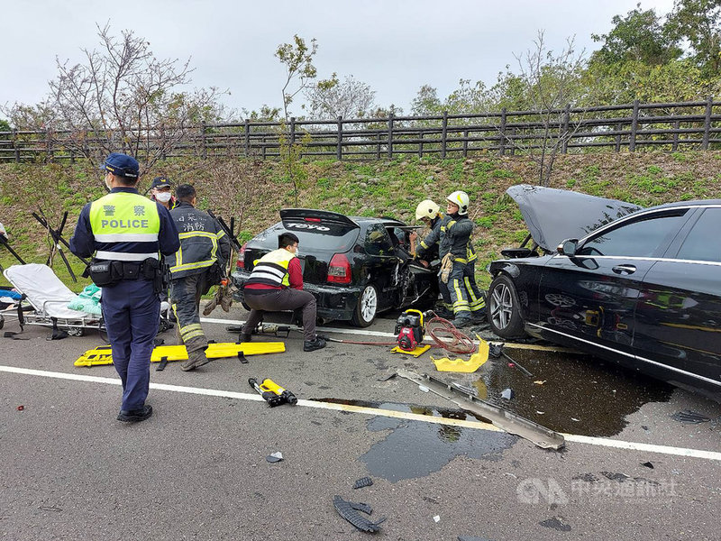 苗栗縣三灣鄉124乙線1.87公里路段24日下午發生死亡車禍,造成2死2傷。警方25日表示,許姓男子酒後駕車載妻兒,因超車不慎釀禍,且車上未安裝兒童安全座椅。(民眾提供)中央社記者管瑞平傳真 110年2月25日