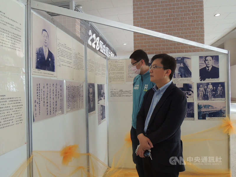 「二二八歷史圖片展」25日起到28日在行政院中部聯合服務中心大禮堂舉行,立委張廖萬堅(前)、台中市議員林德宇(後)出席開幕式。中央社記者郝雪卿攝 110年2月25日