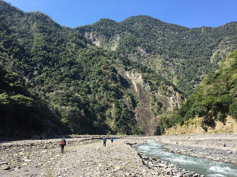 宜蘭縣金洋國小今年創校滿百年,校方發起尋根之旅,安排10名高年級學生在部落耆老、青壯派族人帶隊下,踏上「回家」的路;這項尋根之旅26日將啟程,為期3天。圖為部落耆老們2月中旬先行入山探勘畫面。(金洋國小提供)中央社記者沈如峰宜蘭縣傳真 110年2月25日