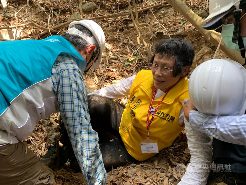 時代力量立委陳椒華(中)25日前往屏東枋寮鄉生利能源光電區日軍碉堡遺址現勘,要求文資審議速度加快,並要求生利能源公司在文資審議未確定前,停止2、3期工程的開發。(陳椒華服務處提供)中央社記者郭芷瑄傳真 110年2月25日
