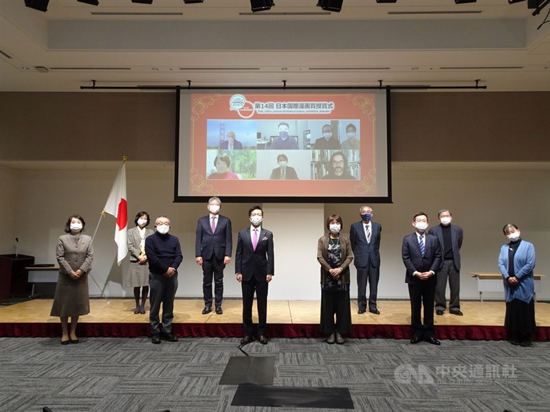 日本國際漫畫賞25日在東京舉行頒獎典禮,受到疫情影響,分別奪金銀獎的韋蘺若明、阮光民等得獎者無法親自出席,以視訊方式與東京頒獎典禮現場連線。中央社記者楊明珠東京攝 110年2月25日