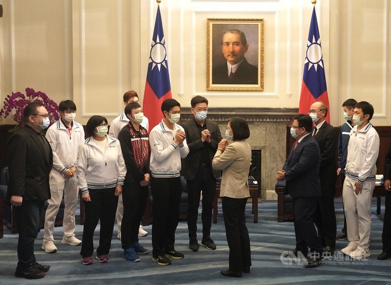 總統蔡英文(前右3)25日在總統府接見「2020年世界羽球聯盟年終總決賽得獎選手、教練」,肯定他們比賽的佳績。中央社記者徐肇昌攝 110年2月25日