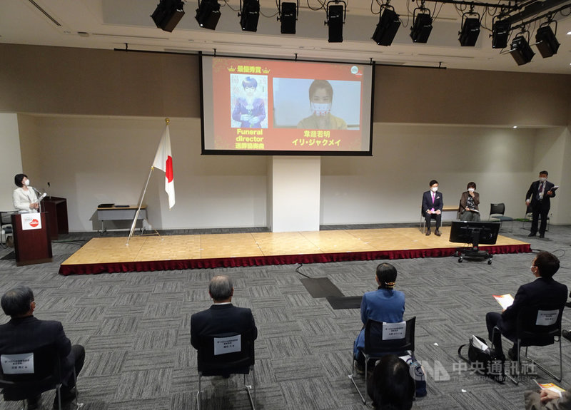日本國際漫畫賞25日在東京舉行頒獎典禮,受到2019冠狀病毒疾病(COVID-19,武漢肺炎)疫情影響,分別奪金銀獎的台灣漫畫家韋蘺若明、阮光民在台北透過視訊方式致詞。中央社記者楊明珠東京攝 110年2月25日