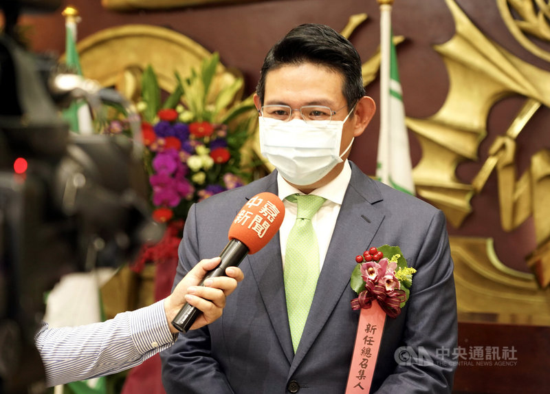 新北市議會民進黨團新任總召黃俊哲25日交接上任,他說,對黨團事務不陌生,新的一年重點在推動青年政策、盤整前瞻基礎建設預算、檢視新北長照政策、托育成效及社會住宅等社福政策,並扮演新北市敲門磚角色,向中央協調爭取地方建設。(民進黨團提供)中央社記者黃旭昇新北市傳真 110年2月25日