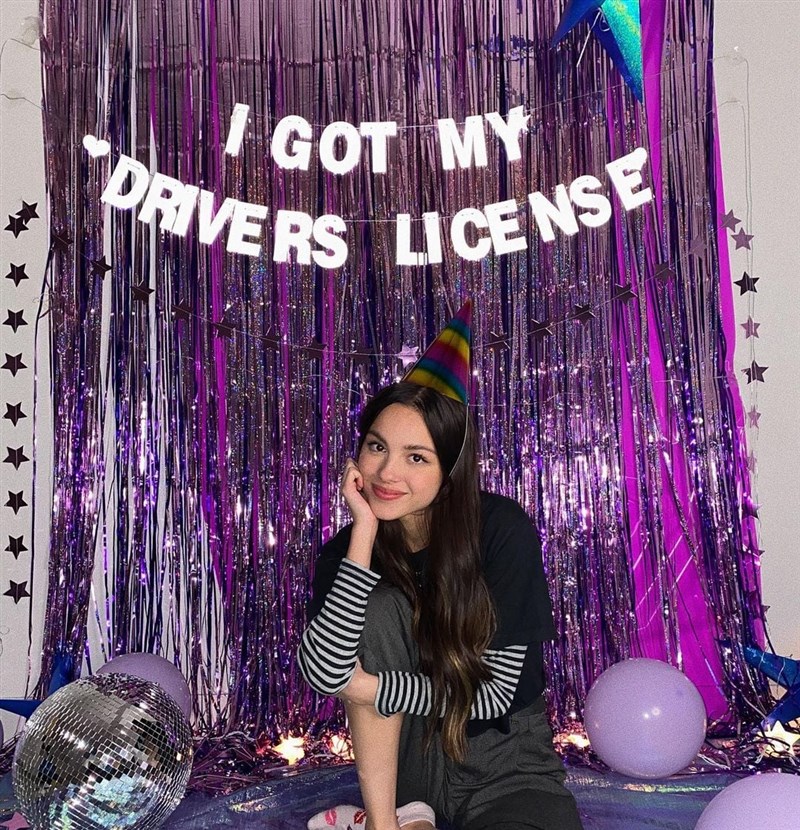 18歲歌手奧莉薇亞的出道單曲Drivers License講述少女失戀故事,1個多月破5億點播,橫掃美國樂壇。(圖取自facebook.com/OliviaRodrigoOfficial)