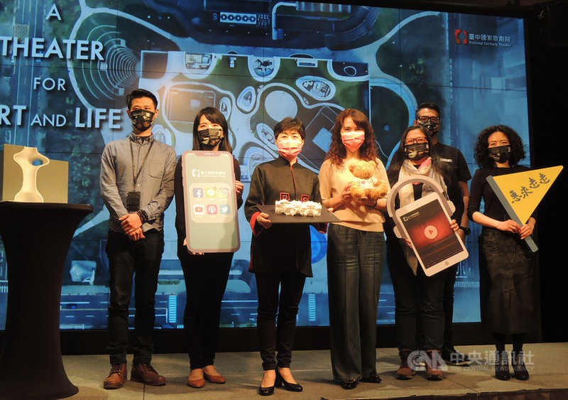 台中國家歌劇院藝術總監邱瑗(左3)25日表示,歌劇院將展開「惠來走走」街區導覽活動,帶民眾走出歌劇院,來場城市藝文探險,認識周邊街區故事與歷史。中央社記者郝雪卿攝 110年2月25日