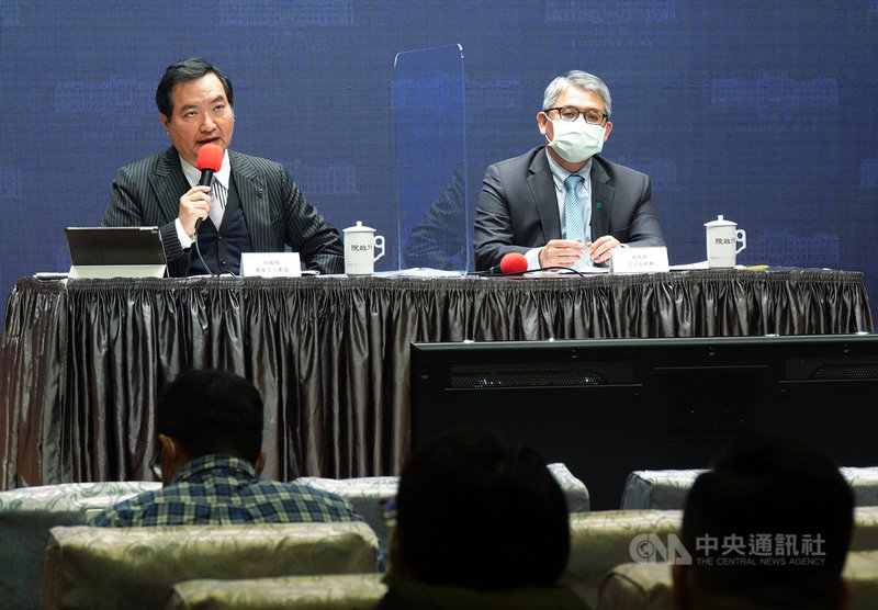 行政院會後記者會25日在新聞中心舉行,由發言人羅秉成(左)主持,內政部次長花敬群(右)出席說明政策。中央社記者鄭傑文攝 110年2月25日