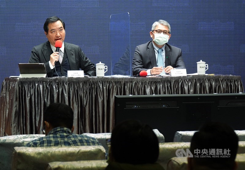 行政院會後記者會25日在新聞中心舉行,由發言人羅秉成(左)主持,內政部次長花敬群(右)出席說明政策。中央社記者鄭傑文攝 110年2月25日