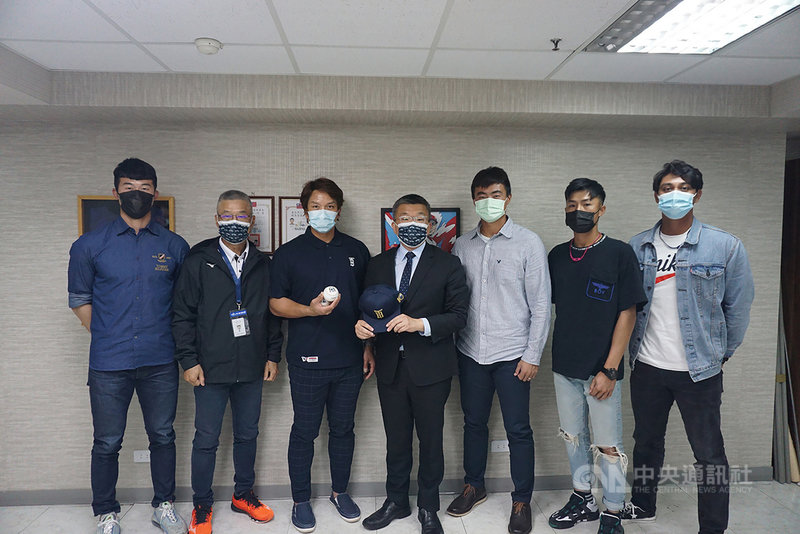 中職會長蔡其昌(中)、秘書長楊清瓏(左2)24日赴中職球員工拜會交流,與工會理事長周思齊(左3)、各隊代表施子謙(右3)、曾陶鎔(右)、李宗賢(右2 )及張明翔(左)討論中職勞資現況等議題。(球員工會提供)中央社記者楊啟芳傳真 110年2月25日