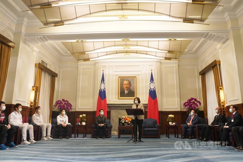 總統蔡英文(右4)25日在總統府接見「2020年世界羽球聯盟年終總決賽得獎選手、教練」,致詞肯定他們在球場上的好表現。中央社記者徐肇昌攝 110年2月25日
