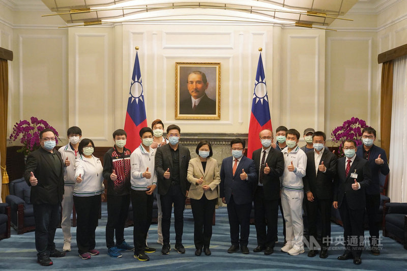 總統蔡英文(左8)25日在總統府接見「2020年世界羽球聯盟年終總決賽得獎選手、教練」,並合影留念。中央社記者徐肇昌攝 110年2月25日