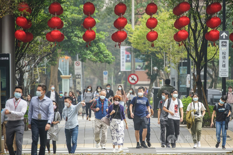 隨著多國啟動施打疫苗,全球疫情逐步獲得控制,國內則有農曆年前拉貨效應,台經院25日發布1月三大產業營業氣候測驗點,製造業與服務業同步走揚,分別升至106.42點、98.02點。中央社記者裴禛攝 110年2月25日