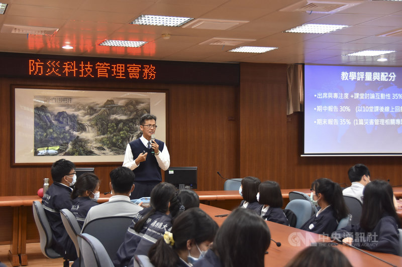 內政部推動防災士制度,培育各領域防災人員,慈濟科技大學與慈濟基金會合作,輔導學生考取內政部「防災士」證照,50個名額開放後就額滿。(慈濟科技大學提供)中央社記者張祈傳真 110年2月25日