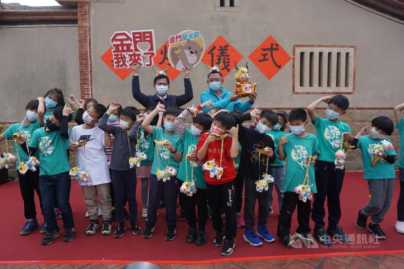 因疫情而停辦的2021台灣燈會部分花燈移地金門展出,交通部長林佳龍(後左)25日到金門主持贈燈儀式,並與金門縣長楊鎮浯(後右)一同邀請民眾前往賞燈。中央社記者黃慧敏攝 110年2月25日