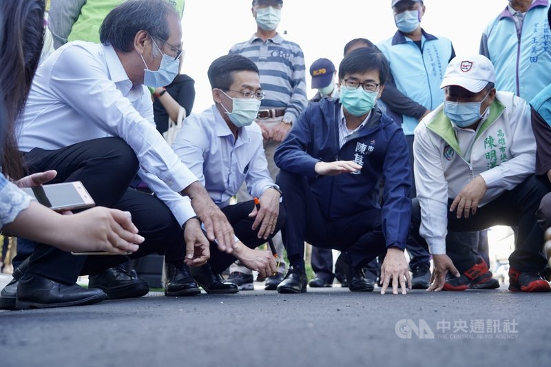 為提供市民安全舒適的用路環境,高雄市長陳其邁(前左3)25日下午到路竹區中興路視察路平成果。中央社記者董俊志攝 110年2月25日
