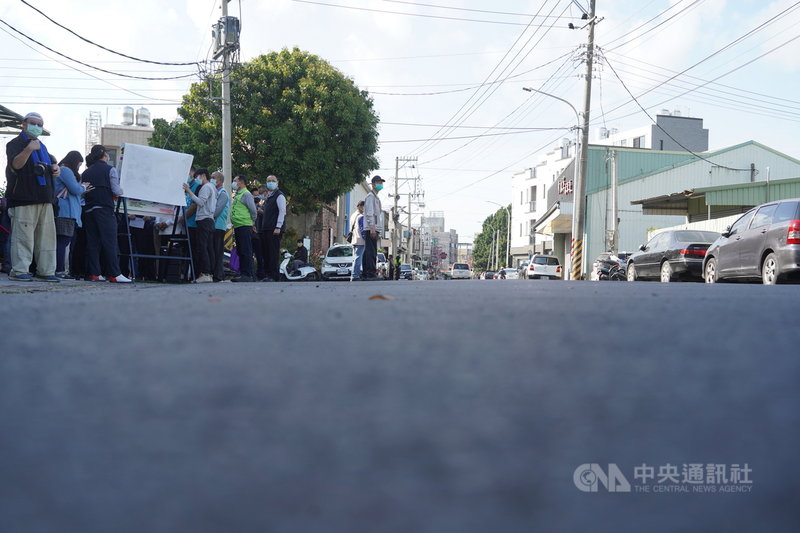 高雄市長陳其邁25日下午到路竹區中興路視察路平成果,並聽取人員簡報。中央社記者董俊志攝 110年2月25日