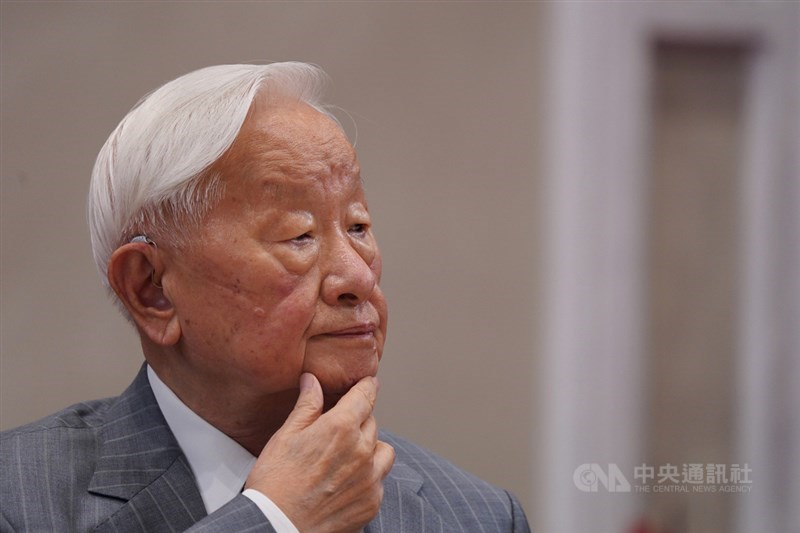 台積電前代理發言人孫又文24日在語音社交軟體Clubhouse開講,她讚台積電創辦人張忠謀(圖)是感情豐富、照顧基層員工的長官,希望台積電成為世界級有競爭力的一流公司。(中央社檔案照片)