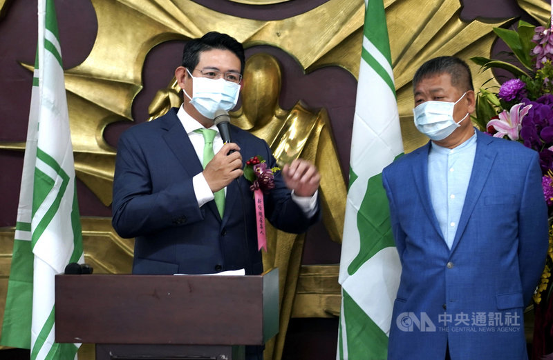新北市議會民進黨團總召集人暨幹部25日進行交接,新任總召黃俊哲(左)致詞表示,這次幹部團隊充滿活力,且都是願意為黨承擔的「六、七年級生」,將推動中央與地方合作,他也會帶領黨團成員以年輕思維監督市政及預算。右為新北市議長蔣根煌。(民進黨團提供)中央社記者黃旭昇新北市傳真 110年2月25日