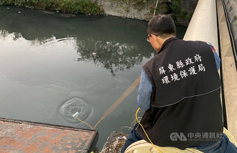 位於屏東市殺蛇溪河畔的縣民公園日前開放,縣府為確保殺蛇溪水質,不影響民眾遊憩品質,最近稽查上游屏東工業區廠商污水排放,有3家廠商違法,各被罰新台幣3萬元。(屏東縣政府提供)中央社記者郭芷瑄傳真 110年2月25日