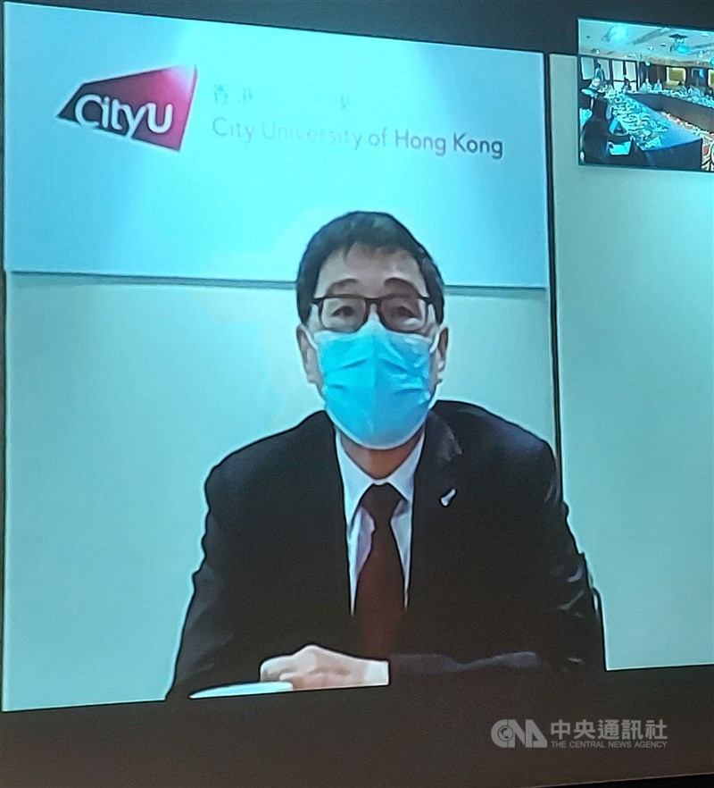 香港城市大學25日舉行招生說明會,校長郭位透過視訊連線說明招生計畫,今年大博會現場由在台北的港城大在校生與台灣高中生交流,高中生也可線上預約跟香港教師視訊諮詢或線上面試。中央社記者許秩維攝 110年2月25日