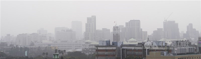 環保署表示,25日西半部地區位於背風側,污染物不易擴散,預估雙北愈晚空氣品質愈差,將持續到26日下半天風速稍增強後才能有利擴散。圖為台北空氣品質不佳,天空一片灰濛濛。中央社記者施宗暉攝 110年2月25日