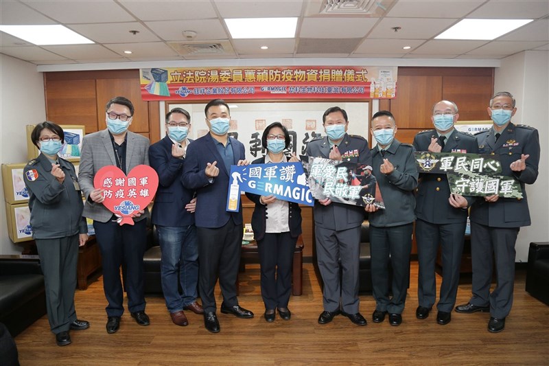 劼科生物科技及鈺祥企業25日捐贈50桶長效抗菌防護液、5萬片口罩等防疫物資,並給予軍醫局及陸軍33化學兵群運用。(軍聞社提供)中央社記者游凱翔傳真 110年2月25日