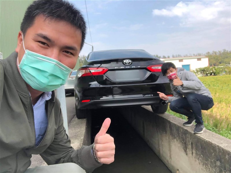 苗栗縣頭份市有車主常把車停在水溝上,3年多來還沒失手過,引發民眾嘖嘖稱奇,無黨籍苗栗縣議員曾玟學(右)也曾慕名「朝聖」。(取自臉書「曾玟學 苗栗縣議員」)中央社記者管瑞平傳真 110年2月25日