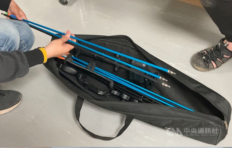 南投縣一名家長網購具殺傷力的弓箭給孩子玩,家長一時不注意,兄弟檔中的弟弟就被射中,整枝箭插進臉頰2、3公分深,所幸經治療後已無大礙。(民眾提供)中央社記者蕭博陽南投縣傳真 110年2月25日