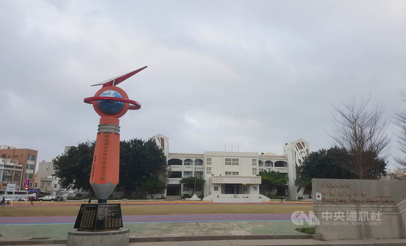 為解決市區的停車問題,澎湖縣政府建設處計畫興建馬公與中興國小2座地下停車場,預定在112年完工,屆時可增加1000多個汽、機車停車位,補足市區停車需求。中央社 110年2月25日
