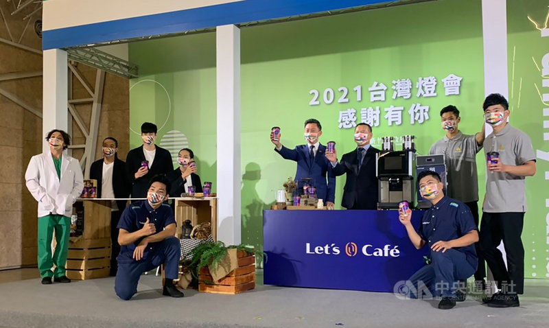 新竹市政府受疫情影響停辦2021台灣燈會,25日市長林智堅(後右3)出席記者會,宣布將延續燈會相關展出,改辦「新竹光臨藝術節」,預計7到9月登場。中央社記者郭宣彣攝 110年2月25日