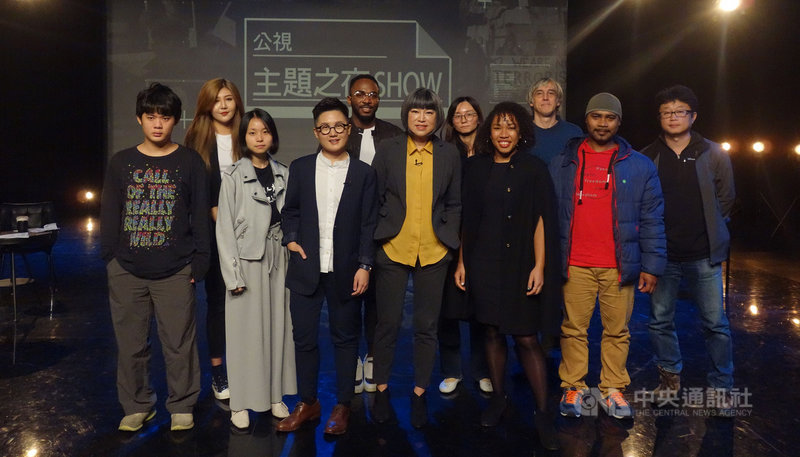 公共論壇節目「公視主題之夜SHOW」本週映後論壇將以「BLM!美國黑人爭什麼?」為題,邀集資深媒體人范琪斐(前左4)及中研院民族所助理研究員劉文(前左3 )等人參與討論。(公視提供)中央社記者葉冠吟傳真 110年2月25日