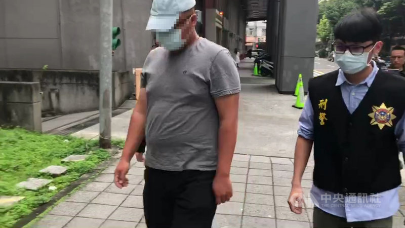 國立海洋科技博物館25日發現有3片玻璃龜裂且留有疑似彈孔,警方循線找到陳姓男子(左),陳男表示,凌晨在八斗子漁港釣魚,一時無聊拿起彈弓亂射鋼珠,但不知有擊中海科館玻璃;全案詢後將陳男函送法辦。(讀者提供)中央社記者王朝鈺傳真 110年2月25日