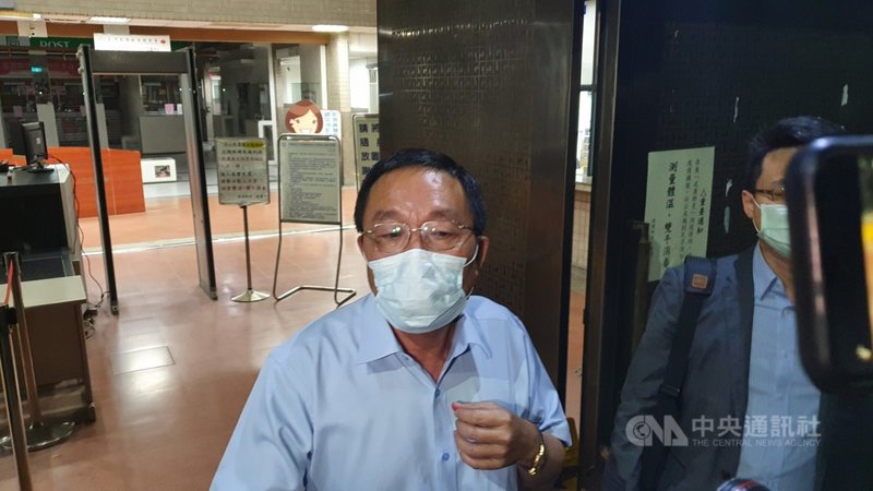 法務部調查局接獲情資疑有特定集團鎖定上市公司炒股,高雄地檢署25日指揮搜索約談多人到案。民進黨高雄市議員黃明太晚間接受複訊後以新台幣50萬元交保,他表示,「清者自清,如有違法我就承擔」。中央社記者洪學廣攝 110年2月25日