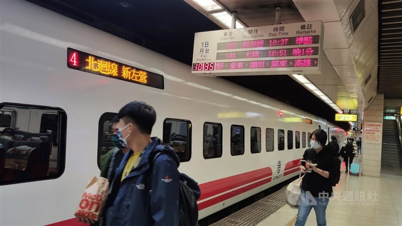 台鐵25日宣布,清明連假疏運期從4月1日至6日將加開列車,3月4日起開放訂票。(中央社檔案照片)