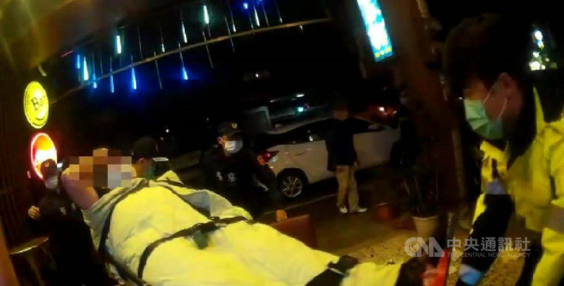 黃姓男子等4人25日凌晨在台中市一家餐酒館談生意,席間雙方發生口角,黃男與潘男持酒瓶毆打另外2人後逃逸,警方獲報後啟動快打部隊到場,並將現場2名傷者送醫。(翻攝照片)中央社記者蘇木春傳真 110年2月25日